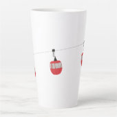 レトロレッドスキーゴンドラリフトパーソナライズされた カフェラテマグ (正面)