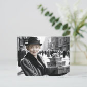 レトロレディーイン忙しザ通り保持プレゼント シーズンポストカード (スタンド正面)