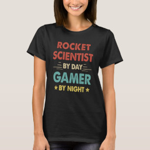 レトロロケット科学者バイデイゲーマーバイナイト Tシャツ