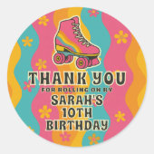 レトロローラスケートで滑るガールバースデーパーティーありがとう ラウンドシール (正面)