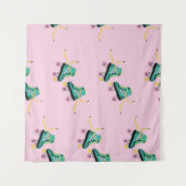 レトロローラースケート:ピンクパターン。 タペストリー (正面(横))