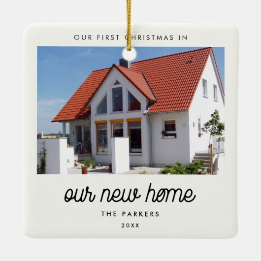 レトロヴィンテージのクリスマスを私たちの新しいホームフォトで セラミックオーナメント (裏面)