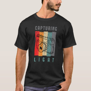 レトロヴィンテージカメラ撮影光Pを捉える Tシャツ