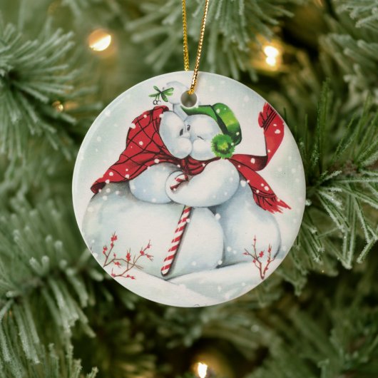 レトロヴィンテージキスをするスノーカップルホリデー セラミックオーナメント (ツリー)