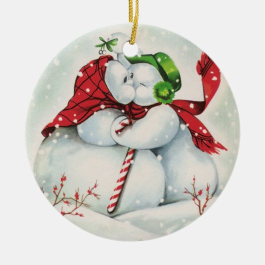 レトロヴィンテージキスをするスノーカップルホリデー セラミックオーナメント (正面)