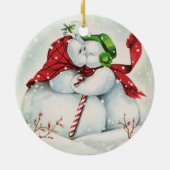 レトロヴィンテージキスをするスノーカップルホリデー セラミックオーナメント (裏面)