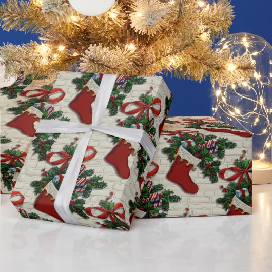 レトロヴィンテージクリスマス:赤いストッキングオンブリック ラッピングペーパー (クリスマス)