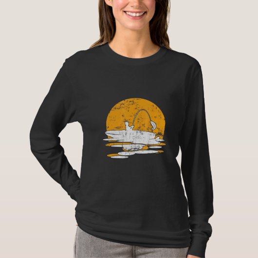 レトロヴィンテージサンセットカヤック魚釣り Tシャツ (正面)