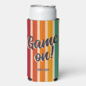 レトロヴィンテージストライプ名前をカスタムするおもしろいゲームオン! スリム缶クーラー (Seltzer正面)
