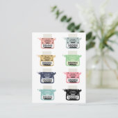 レトロヴィンテージタイプライター、ピンク、ブルー、イエロー ポストカード (スタンド正面)