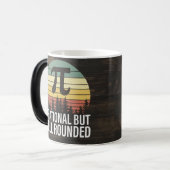 レトロヴィンテージパイ日 – 不合理だが良い丸め モーフィングマグカップ (正面左)