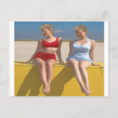 レトロヴィンテージ入浴美しいが波止場に座る ポストカード (正面)