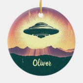 レトロヴィンテージUFOアットサンセットパーソナライズされた セラミックオーナメント (裏面)