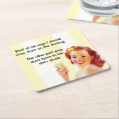 レトロ主婦とカクテルおもしろい飲引用文 スクエアペーパーコースター (アングル)