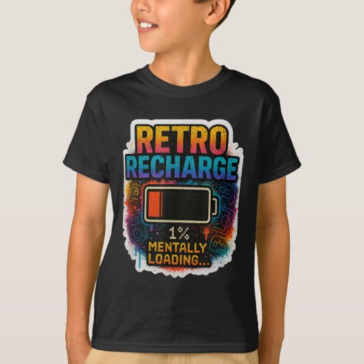 “レトロ充電中 - 精神をリロード中…” Tシャツ (正面)