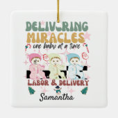 レトロ労働と配達ナースクリスマス セラミックオーナメント (裏面)