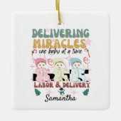 レトロ労働と配達ナースクリスマス セラミックオーナメント (正面)