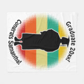 レトロ卒業生キャップ&ガウン女児 フリースブランケット (正面(横))