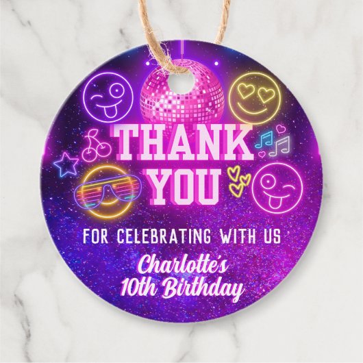 レトロ名門私立校風のY2Kスマイル顔ピンクネオングローパーティー フェイバータグ (正面)