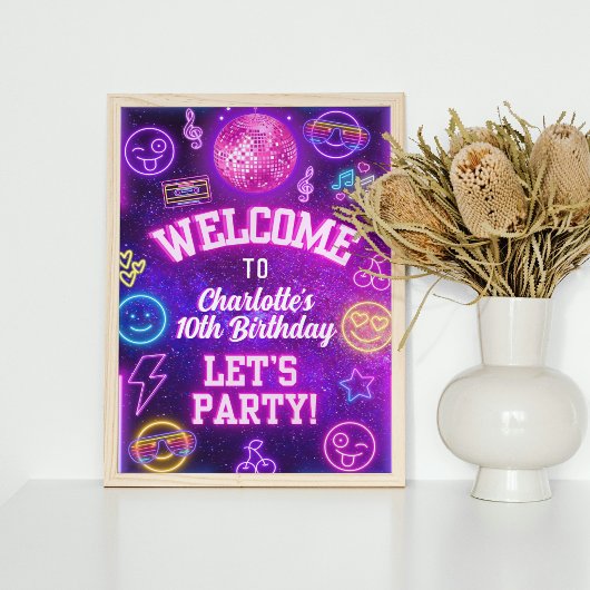 レトロ名門私立校風のY2Kスマイル顔ピンクネオングローパーティー ポスター