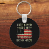 レトロ国旗の憎しみは国に決して素晴らしアンチ-t キーホルダー (正面)