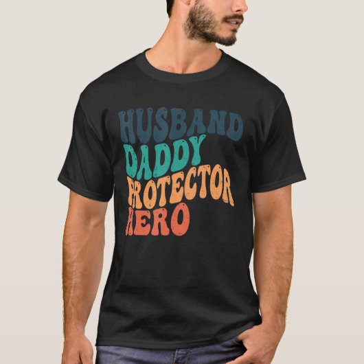レトロ夫ダディープロテクターヒーロー父の日 Tシャツ (正面)