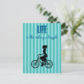 レトロ女性のサイクリストの生活は自転車に乗るようなものだ ポストカード (スタンド正面)