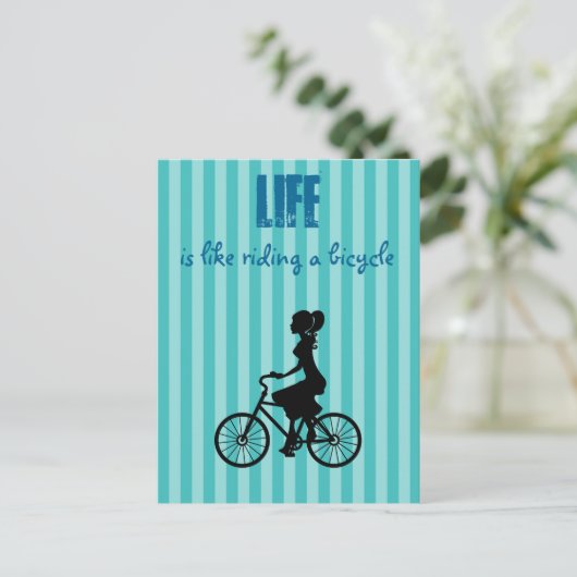 レトロ女性のサイクリストの生活は自転車に乗るようなものだ ポストカード (スタンド正面)
