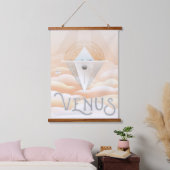 レトロ宇宙ポスター – システム内太陽の展望台 吊り下げ型タペストリー (寝室)