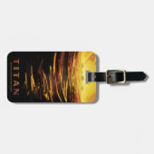 レトロ宇宙ポスター – 土星の最大の月、タイタン。 ラゲッジタグ (正面横)