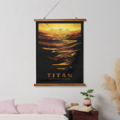 レトロ宇宙ポスター – 土星の最大の月、タイタン。 吊り下げ型タペストリー (寝室)