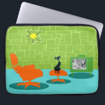 レトロ宇宙時代子猫ラップトップスリーブ ラップトップスリーブ<br><div class="desc">犬には飼い主がいて、猫には飼い主がいるそうだ。このレトロ宇宙時代の子猫ラップトップスリーブの猫は、これ以上の同意できなかった！1960年代のスタイルでミニマルなアートデザインは、1960年お洒落半のリビングに黒猫の姿をモダン描いた。洗練された部屋は目立つ緑の石の壁を備えている。カーペットはティール（緑がかった色）の影が付いた水色。部屋の家具は、黄色のスプートニクの光姿、一致する足台を持つオレンジ色のラウンジチェア、およびウサギの耳を持つ緑のテレビを含む。テレビの前の足台に乗った幸運な黒猫が見える。そのお気に入りのショーが始まった！テレビ画面では、白黒のクラシックテレビの家族が半時間のショーで人生のすべての問題を解決している。このデザインは目的もしだ、我々は自分でそう言う。</div>