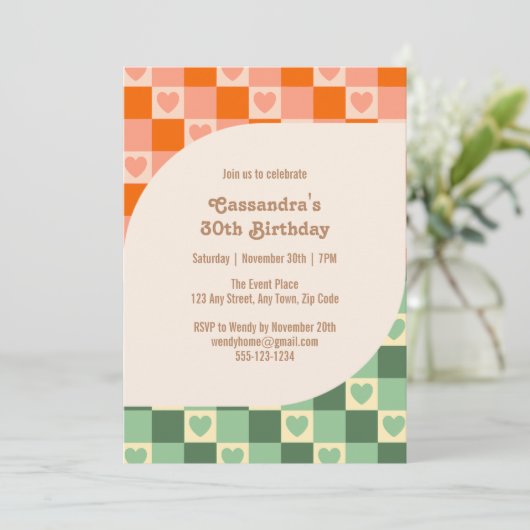レトロ市松模様にハートグリーンオレンジ誕生日 招待状 (スタンド正面)