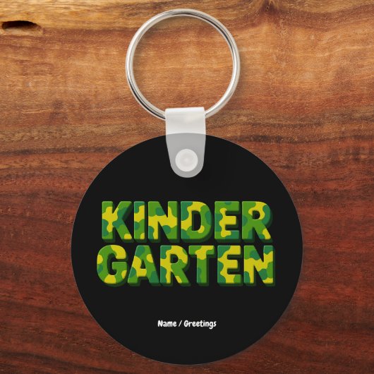 レトロ幼稚園ボーイズ先生迷彩おもしろい キーホルダー (正面)