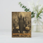 レトロ彫りのカボチャを持つハロウィーンの不気味な子供 ポストカード (スタンド正面)