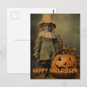 レトロ彫りのカボチャを持つハロウィーンの不気味な子供 ポストカード (正面/裏面)