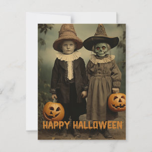 レトロ彫りのカボチャを持つハロウィーンの不気味な子供 ポストカード