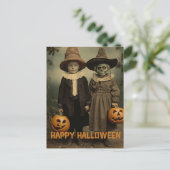 レトロ彫りのカボチャを持つハロウィーンの不気味な子供 ポストカード (スタンド正面)