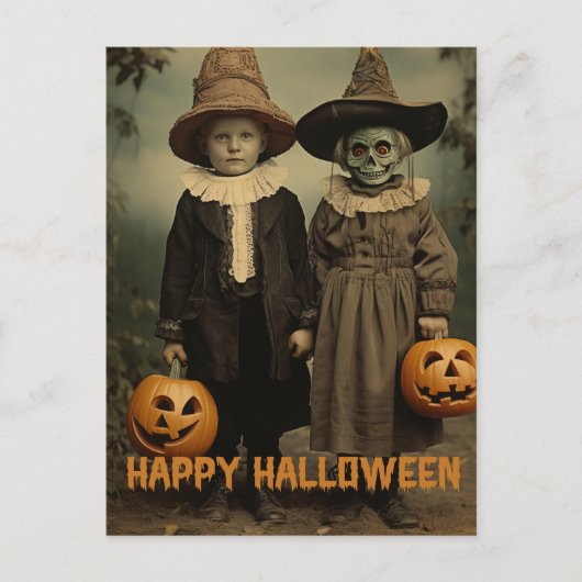 レトロ彫りのカボチャを持つハロウィーンの不気味な子供 ポストカード (正面)