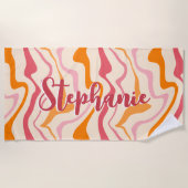 レトロ旋回抽象芸術波形ピンクオレンジ名前をカスタムする ビーチタオル (正面)
