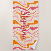 レトロ旋回抽象芸術波形ピンクオレンジ名前をカスタムする ビーチタオル (正面)