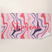 レトロ旋回抽象芸術波形ピンクパープル名前をカスタムする ビーチタオル (正面)