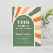 レトロ日が差すことアーチタイポグラフィ誕生日グリーン 招待状 (スタンド正面)