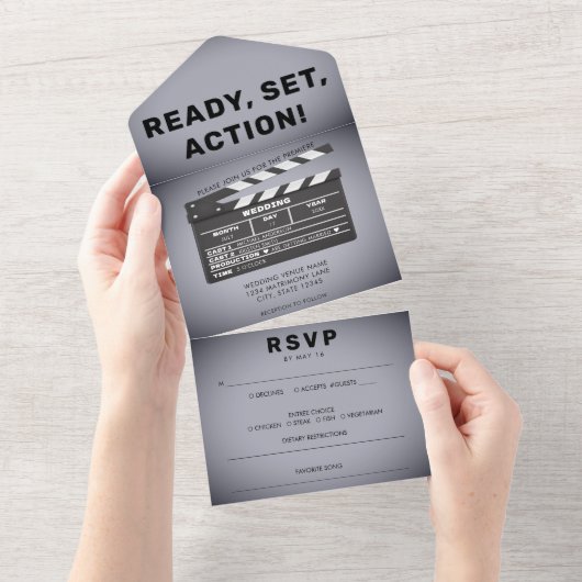 レトロ映画のクラップボードグレイ結婚ズ オールインワン招待状 (貼ってはがせる)