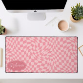 レトロ波形：モダンピンクの波状チェッカーボードパターン デスクマット