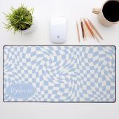 レトロ波：モダン波色の青いチェッカー デスクマット