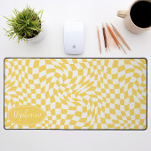 レトロ波：モダン黄色の波状チェッカーボード デスクマット