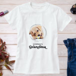 レトロ犬おばあちゃんパーソナライズされた子犬ペットフォト Tシャツ<br><div class="desc">犬のおばあちゃん…あなたのお気に入りの犬のおばあちゃんを驚かせこの母の日、クリスマスまたは彼女の誕生日とすごいこの可愛いカスタムペットの写真のTシャツ。このカスタマイズ犬のおばあちゃんシャツは犬の写真と名お気に入りの前を添えて。この犬のおばあちゃんのシャツは愛犬家と犬のママに必須！犬素晴らしからの贈り物。COPYRIGHT © 2022 Judy Burrows,  Black Dog Art - All Rights Reserved.レトロドッグパーソナライズされたおばあちゃん子犬ペット写真Tシャツ</div>