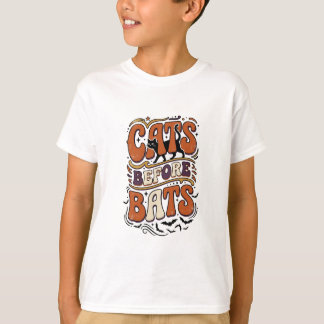 レトロ猫はコウモリより先 Typography ブラックハロウィン Tシャツ