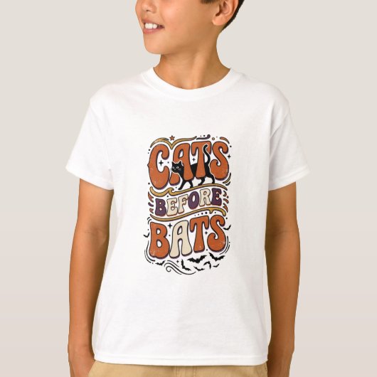 レトロ猫はコウモリより先 Typography ブラックハロウィン Tシャツ (正面)